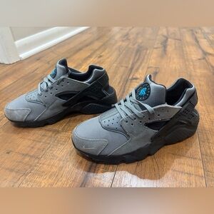 Nike Air Haurache Sneaker in Dark Gray Suede & Laser Blue Youth Size 6
